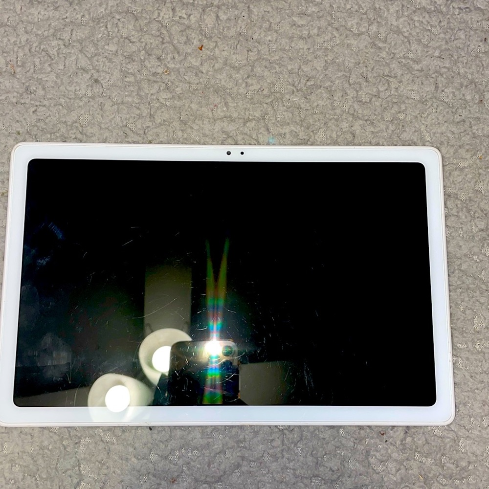 [SOLD]Make best offer! White Samsung galaxy tab a7 10.4”!